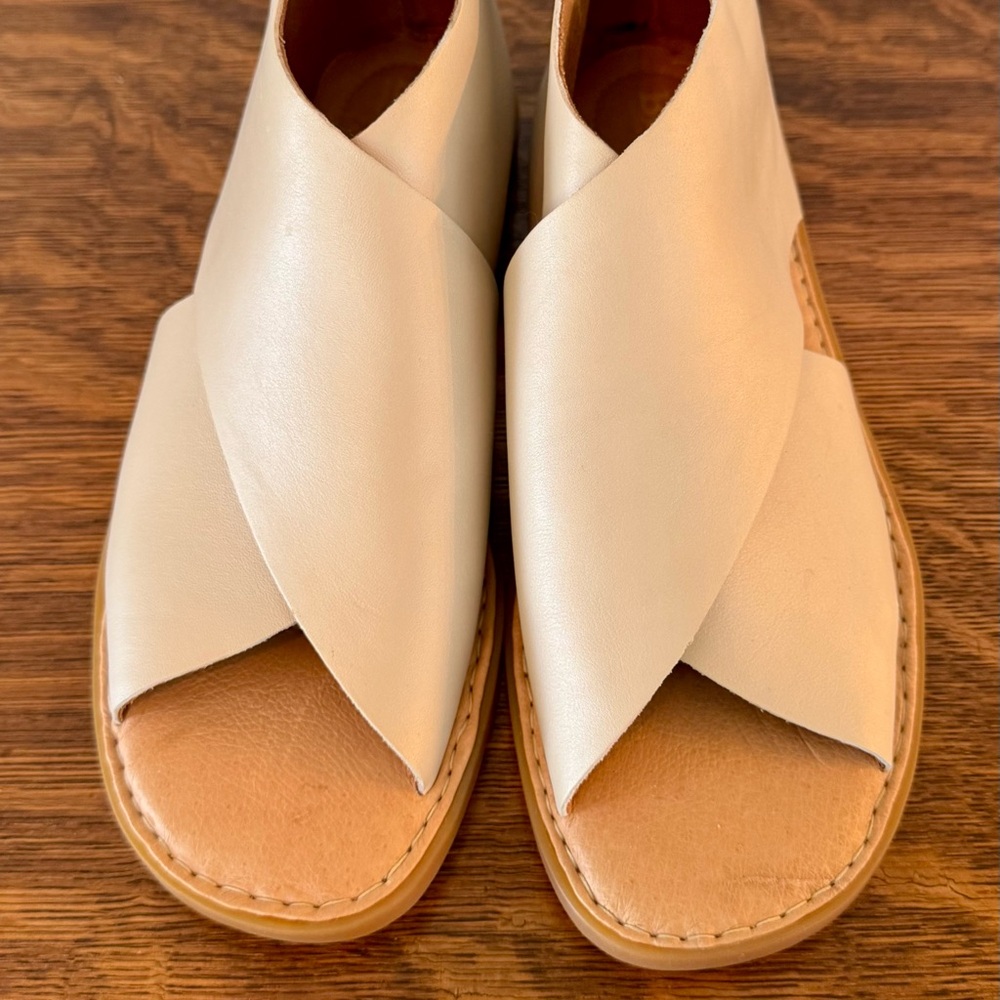 * NEW *  BORN “Iwa” Sandal, Light Beige leather, size 9M, NEW WITHOUT TAGS
